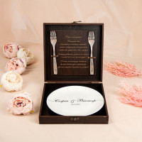 Уникальный подарок на свадьбу: тарелка с именной печатью и вилками в деревянном сундуке